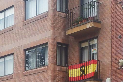 Un domicilio particular luce una bandera de España con crespón negro. ECB