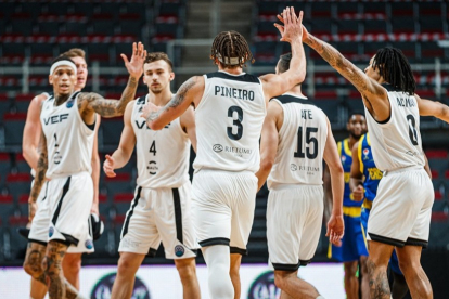 Los jugadores del Riga se felicitan durante un partido. FIBA