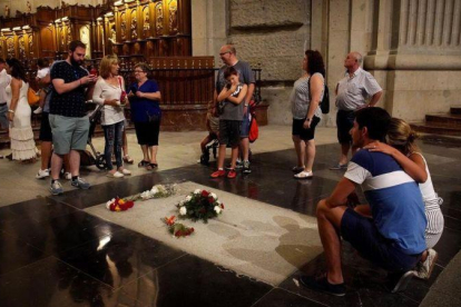 Turistas ante la tumba de Franco en la basílica del Valle de los Caídos.-JOSÉ LUIS ROCA