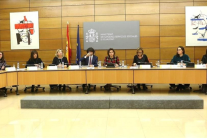 La ministra de Sanidad, Dolors Monserrat, ha presidido este miércoles la Conferencia Sectorial de Igualdad destinada a ratificar el Pacto de Estado contra la violencia machista.-JUAN MANUEL PRATS