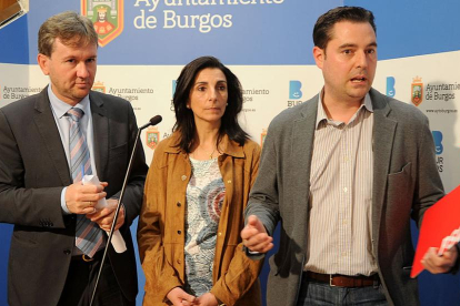 Javier Lacalle, Gloria Bañeres y Daniel de la Rosa, en una imagen tomada en el Ayuntamiento de Burgos.-ISRAEL L. MURILLO