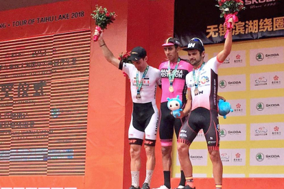Dani López -derecha- subió al podio en China como tercer clasificado.-@TEAMMANZANA