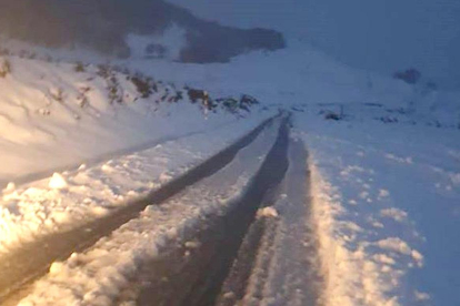 El parking de PeñaLusa en Lunada amaneció ayer con más de 20 cm de nieve.-TWITTER LUNADAORG
