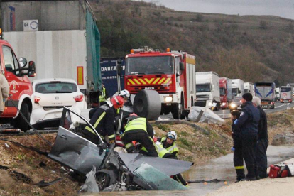 Los bomberos trabajaron con el agua por la cintura para rescatar a la víctima-G. G.