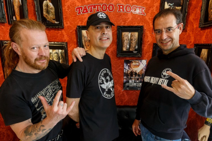 Andrés Calleja (Tatoo Rock), Augusto Martínez e Íñigo Ortúñez, integrantes de Burgos Heavy Metal, junto a un cartel del concierto de H.E.A.T. SANTI OTERO