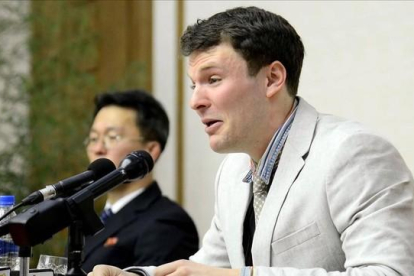 El estudiante estadounidense de 21 años, Otto Warmbier, en su comparecencia ante los medios norcoreanos en Pyongyang (Corea del Norte).-KCNA VIA KNS
