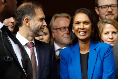 La eurofila Gina Miller, sonriente frente a la Corte Suprema de Londres.-AFP / TOLGA AKMEN