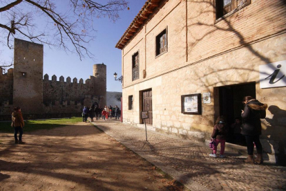 Los visitantes tienen en el castillo roquero de Frías su punto de referencia.