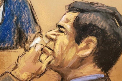 Joaquín El Chapo Guzmán escucha el testimonio de Isaías Valdez Ríos durante el juicio.-JANE ROSENBERG (REUTERS)