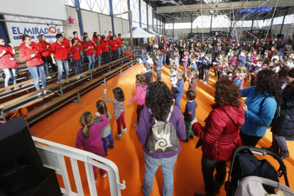 Una gran cantidad de padres y niños en una actividad desarrollada en el Parque Infantil de Navidad ubicado en el polideportivo Mariano Gaspar.-RAÚL G. OCHOA