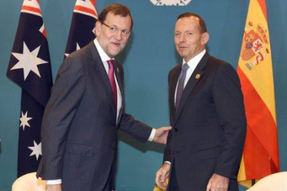 El primer ministro australiano, Tony Abbott, saluda al presidente español, Mariano Rajoy, en la cumbre del G-20, en Brisbane (Australia).-Foto:  WILLIAM WEST / POOL / EFE