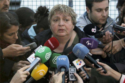 María Teresa Mesa Escolano, portavoz de la familia de Teresa Romero, se dirige a los medios a las puertas del hospital.-Foto: HUGO ORTUÑO / EFE