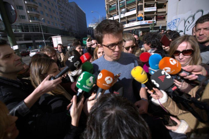 Íñigo Errejón atiende a los medios de comunicación.-DAVID CASTRO