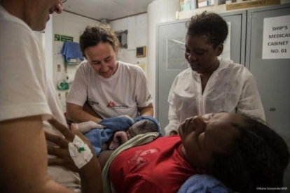 El equipo de MSF ayuda a una mujer rescatada a dar a luz a bordo del 'Dignity I'.-TWITTER / MARTA SOSZYNSKA