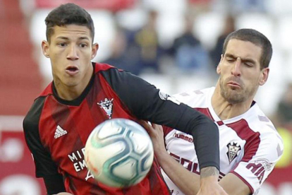 Marcos André controla un balón ante la vigilancia de un jugador del Albacete.-LALIGA