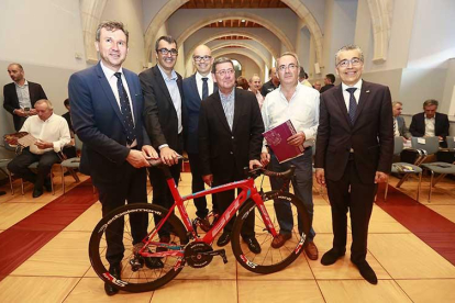 Autoridades y miembros de la organización posan antes de la presentación oficial de la Vuelta a Burgos 2017, ayer, en el Monasterio de San Agustín.-RAÚL OCHOA