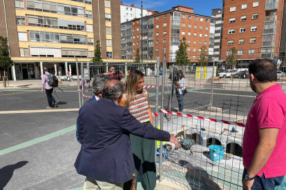 Carolina Blasco y Jorge Berzosa en la plaza Santiago durante el pasado verano. ECB