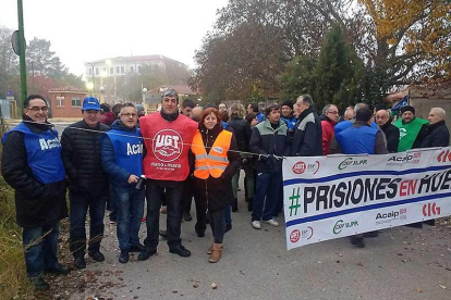 Los representantes sindicales encabezaron ayer la concentración a las puertas del penal burgalés.-ECB