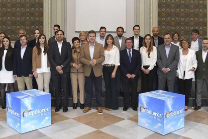 Los miembros de la candidatura de Javier Lacalle posaron ayer en la Sala Polisón para una foto de familia en la que faltan dos de los titulares y dos suplentes.-RAÚL OCHOA