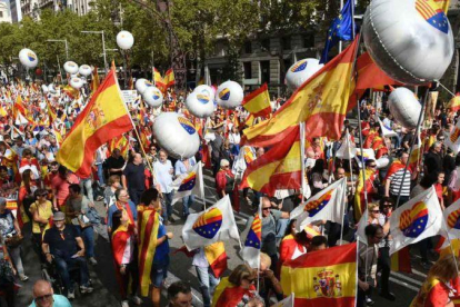 Cabecera de la manifestación constitucionalista celebrada por el 12 de octubre en el centro de Barcelona.-JORDI COTRINA