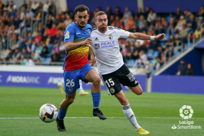 Juan Hernández disputa un balón con un contrario durante el partido entre el Andorra y el Burgos CF. LALIGA