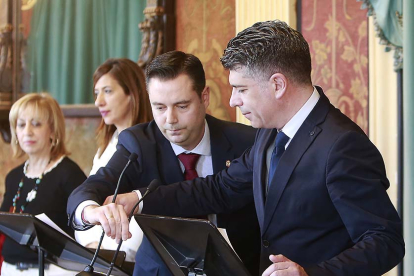 Daniel De la Rosa y Vicente Marañón presentaron en febrero el acuerdo de presupuestos. Raúl G. Ochoa