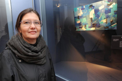 La artista Mirla Soto posa junto a una de las obras que componen la exposición.-ISRAEL L. MURILLO