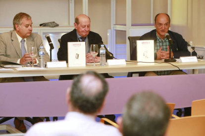 Luis Conde (i.) y Gustavo Martín Garzo flanquean a Antonio Bouza, director y alma de ‘Artesa’.-Raúl Ochoa