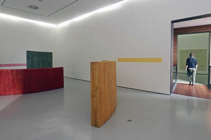 Vista de la segunda sala con una instalación de madera que lanza sus colores para dibujar líneas de horizonte.-Raúl Ochoa