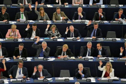 Votación en el Parlamento Europeo.-VINCENT KESSLER (REUTERS)