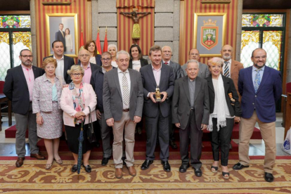 El alcalde de Cabra, José Rubio, y el de Burgos, Javier Lacalle, ayer, en la recepción a las cofradías.-ISRAEL L. MURILLO