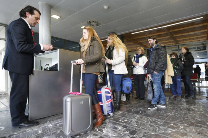 Un grupo de viajeros se prepara para embarcar en el aeropuerto de Villafría.-RAÚL G. OCHOA