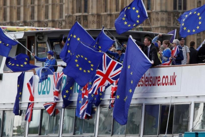 Manifestantes antibrexit con banderas de la UE en un trayecto por el Támesis, en Londres, el 19 de agosto.-/ REUTERS / LUKE MACGREGOR