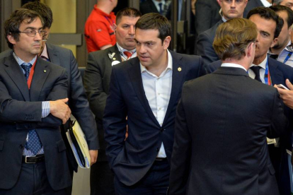 El primer ministro de Grecia, Alexis Tsipras, sale de la primera jornada de la cumbre de jefes de Estado y de Gobierno de la Unión Europea.-Foto: EFE