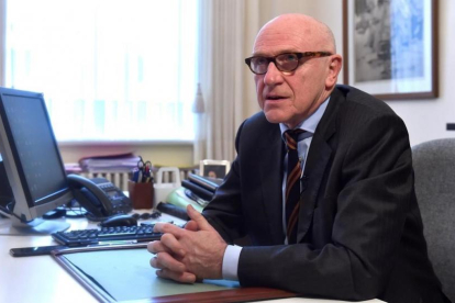 El abogado belga de Puigdemont, Paul Bekaert, en su despacho.-/ ERIC VIDAL (REUTERS)
