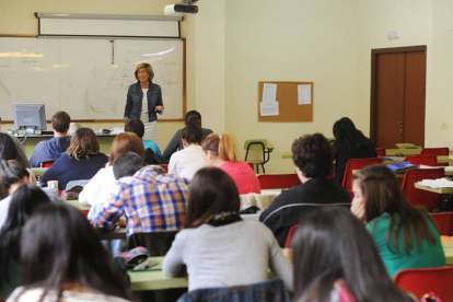 Una profesora imparte clase en una de las aulas de la Universidad de Burgos.-ISRAEL L. MURILLO