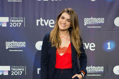 Amaia Romero, ganadora del concurso televisivo Operación Triunfo, atiende a los medios de comunicación tras la gala final protagonizada anoche en TVE.-EFE/Enric Fontcuberta