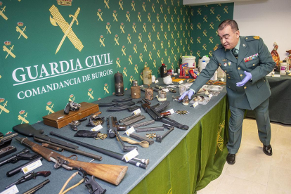 La Guardia Civil expone el arsenal incautado en Miranda de Ebro.-SANTI OTERO