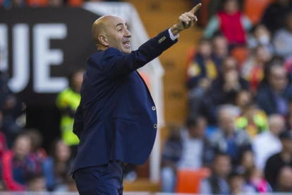 El técnico del Valencia, Pako Ayestarán, durante el partido ante el Sevilla de la pasada temporada.-MIGUEL LORENZO