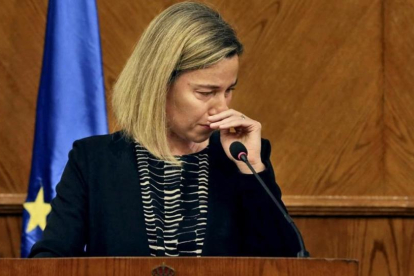 Mogherini reacciona ante las últimas noticias sobre Bruselas, en una rueda de prensa conjunta con el ministro de Exteriores jordano, en Amán, este martes.-AP