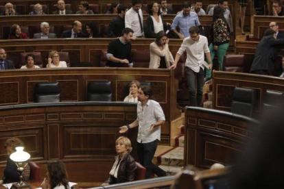 Unidos Podemos abandona el hemiciclo del Congreso tras enzarzarse con Pastor y Hernando.-JOSÉ LUIS ROCA