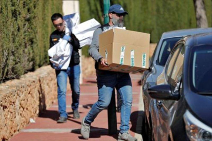 La Guardia Civil, durante la detención de Semedo en València.-EFE / MANUEL BRUQUE
