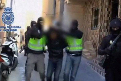 Uno de los detenidos por la policía, hoy, en Ceuta, acusado de terrorismo.-Foto: POLICÍA NACIONAL