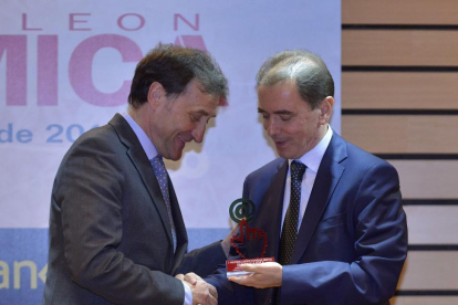 Gómez Barahona recibe el reconocimiento.-ECB