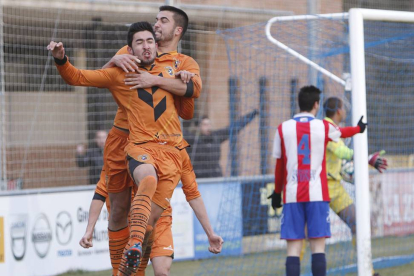 David y Dani Aparicio festejan el gol de la victoria-Raúl G. Ochoa