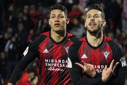 Marcos André y Álvaro Rey festejan un gol.