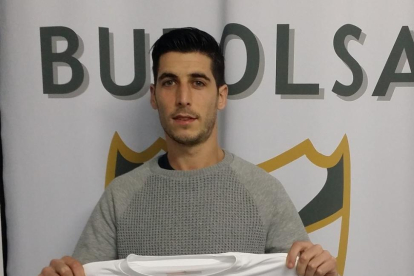Asier Alonso posa con la camiseta del Atrio Inmobiliaria.-ECB