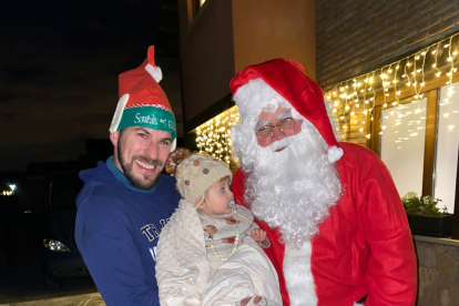 Zoe Ibeas y su padre Gustavo Ibeas recibieron a Papá Noel en Arcos. 
