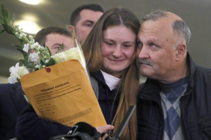 Maria Butina, con su padre, a su llegada a Moscú.-EPA / SERGEI ILNITSKY