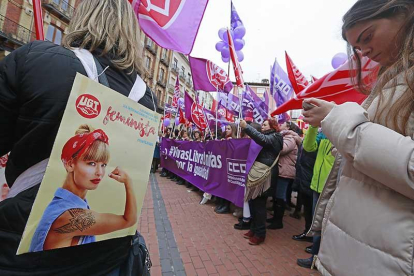 La concentración de la plaza mayor estuvo copada por los sindicatos.-RAÚL G. OCHOA